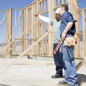 Hombres supervisando obra